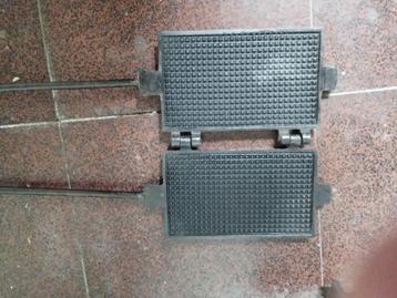 Antiek wafelijzer rechthoekig L 58 cm x 17,5 x 11 cm beschikbaar voor biedingen