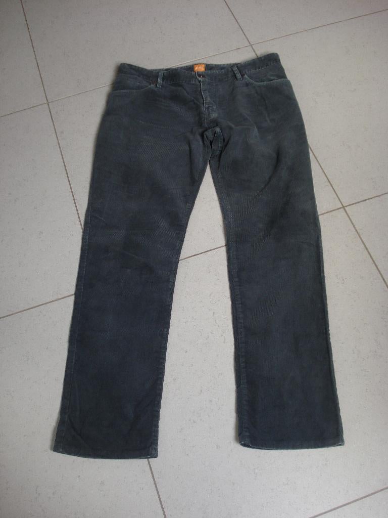 Hugo Boss groene velourse broek, heren/jongens. mt 36, Kleding | Heren, Broeken en Pantalons, Ophalen of Verzenden, Gedragen, Groen