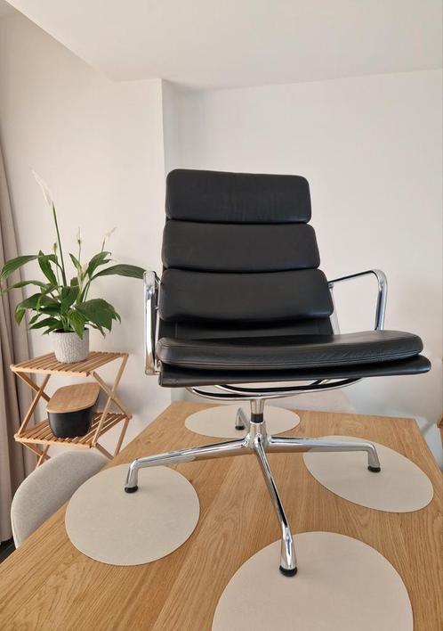 Vitra EA216 Soft Pad Lounge Chair, designed by Eames, Huis en Inrichting, Bureaustoelen, Gebruikt, Zwart, Ophalen