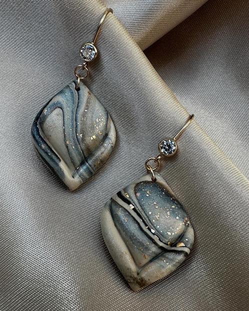 Handgemaakte oorbellen, Handtassen en Accessoires, Oorbellen, Nieuw, Hangers, Goud, Beige, Met kristal, Ophalen of Verzenden