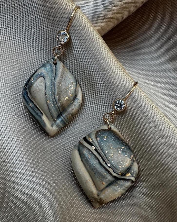 Handgemaakte oorbellen, Bijoux, Sacs & Beauté, Boucles d'oreilles, Neuf, Pendantes, Or, Beige, Avec cristal, Enlèvement ou Envoi