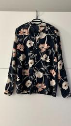Donkerblauwe blouse met bloemenprint, Ophalen of Verzenden, Zo goed als nieuw, Maat 38/40 (M), Blauw