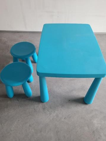 Kinder tafel en 2 krukjes  beschikbaar voor biedingen
