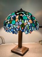 Prachtige tiffanylamp met houten staander, Antiek en Kunst, Ophalen