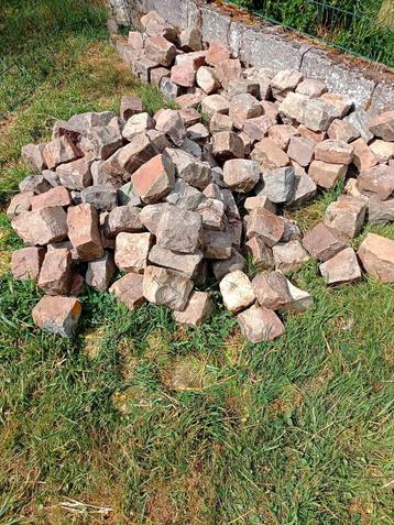 + meer dan 200 natuurstenen steenklinkers voor tuinvijver  beschikbaar voor biedingen