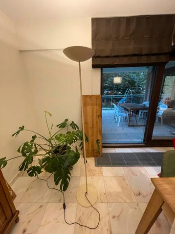 Lampe sur pied beige beschikbaar voor biedingen