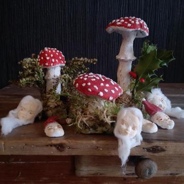 Prachtige set van 3 feeërieke paddenstoelen in gips beschikbaar voor biedingen