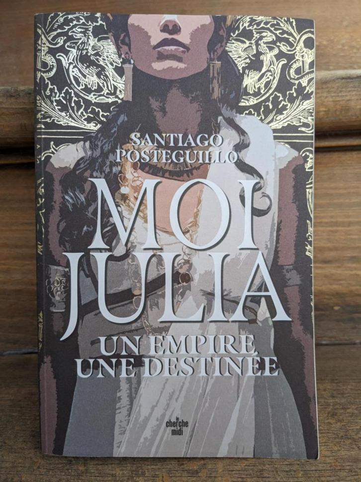 Moi, Julia - Un empire, une destinée - Santiago Posteguillo, Boeken, Historische romans, Zo goed als nieuw, Ophalen