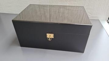 Humidor Davidoff, peinture noire brillante, avec clé, Enlèvement ou Envoi, Utilisé, Boite à tabac ou Emballage