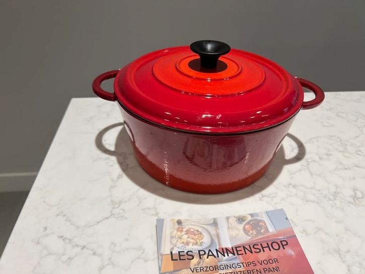 Prachtige Vintage Staub 24 cm kersenrood gevlamd, Huis en Inrichting, Keuken | Potten en Pannen, Zo goed als nieuw, Koekenpan of Braadpan