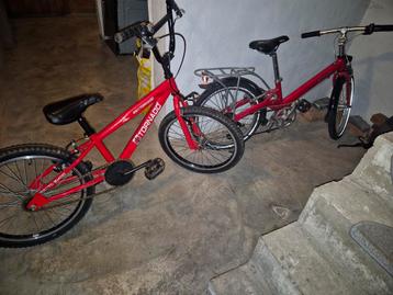 Twee rode fietsen te koop.