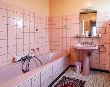 Roze badkamertegels beschikbaar voor biedingen