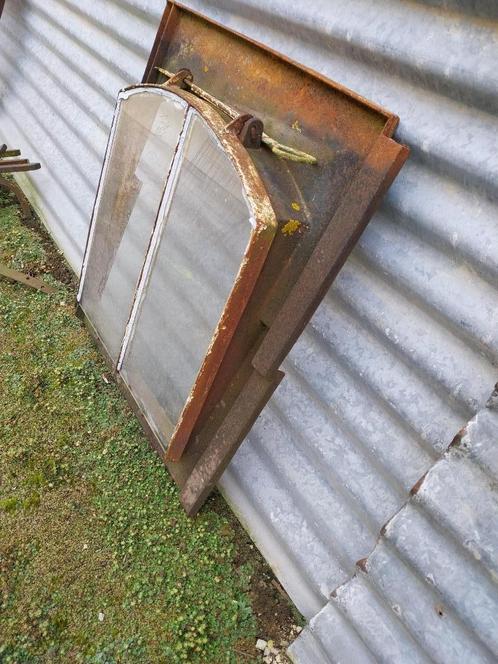 Gietijzeren dakraam., Doe-het-zelf en Bouw, Dakpannen en Dakbedekking, Gebruikt, Overige typen, Metaal, Overige kleuren, Minder dan 5 m²