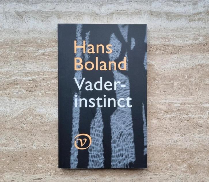 Vaderinstinct, roman van Hans Boland over generatie van 1968, Boeken, Romans, Nieuw, Nederland, Ophalen of Verzenden