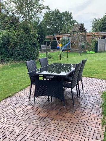 Tuintafel met 4 stoelen beschikbaar voor biedingen