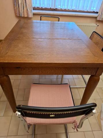 Tafel met 3 stoelen beschikbaar voor biedingen