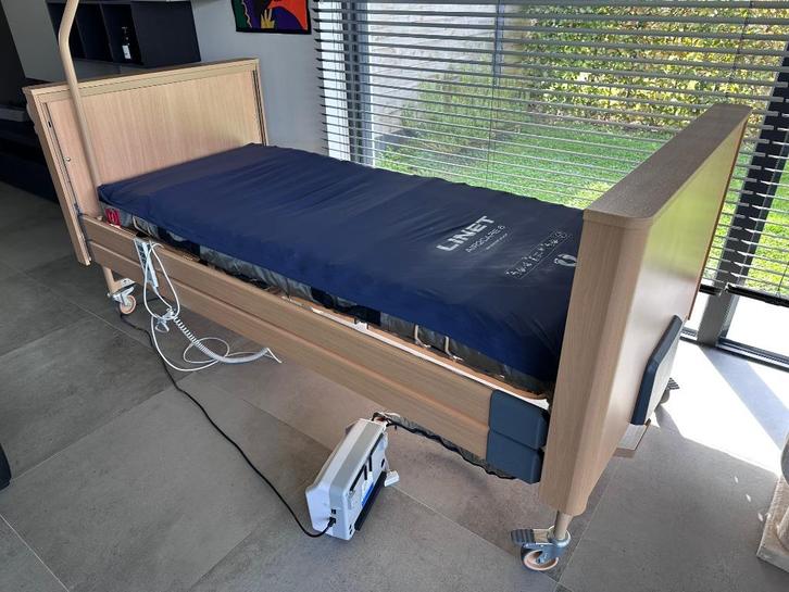 Zorgbed burmeier dali  + wisseldrukmatras AIR2care, Diversen, Verpleegmiddelen, Zo goed als nieuw, Ophalen