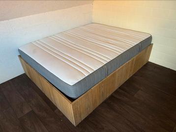 Bed hoek - eik omranding - lattenbodem - matras 165 x 205 beschikbaar voor biedingen