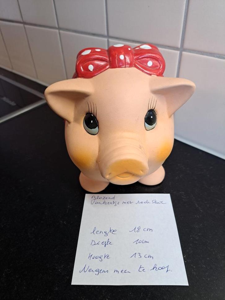 Groot,mooi  blozend varkentje met strik,spaarpot, Verzamelen, Spaarpotten, Nieuw, Dier, Steen, Aardewerk of Keramiek, Ophalen of Verzenden