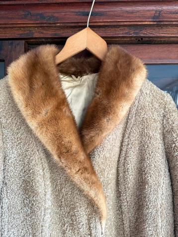 Mooie vintage winterjas met bontkraag. beschikbaar voor biedingen