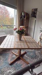 Vierkanten houten tafel met roze tegels - retrostijl, Huis en Inrichting, Gebruikt, Vier personen, Ophalen, Retro, vintage