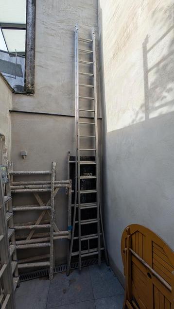Lange ladder 4,5m ingeklapt tot 8m uitgeschoven  beschikbaar voor biedingen