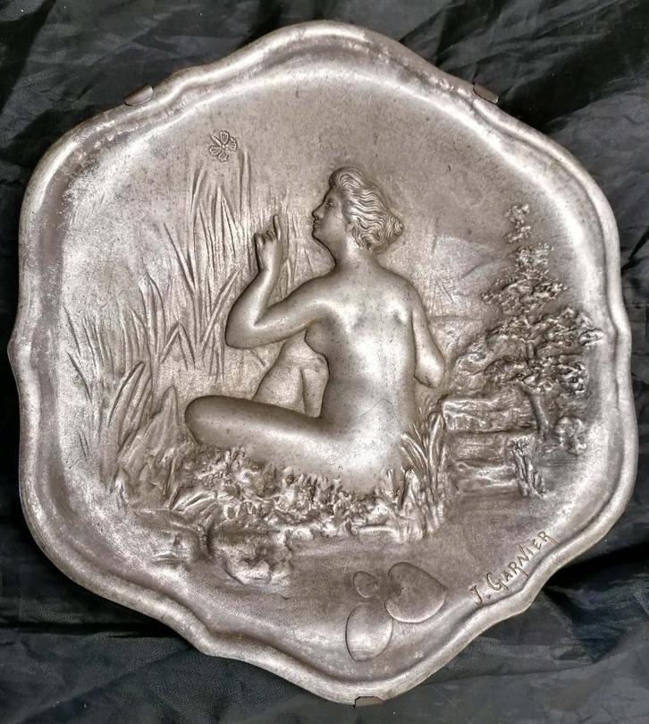 antieke tinnen schaal "naakte vrouw” gesigneerd J. Garnier, Antiek en Kunst, Antiek | Tin, Ophalen of Verzenden