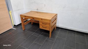 houten bureau met twee laden, afmetingen: 130cmx75cmx hoog