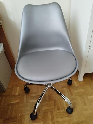 Chaise de bureau à roulettes grise - MAISON DU MONDE disponible aux enchères