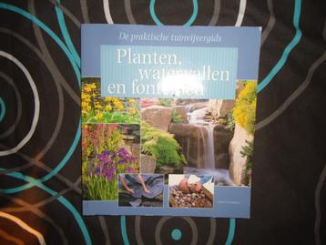 De praktische tuinvijvergids beschikbaar voor biedingen