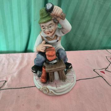 Stenen beeldje van een schoenmaker beschikbaar voor biedingen