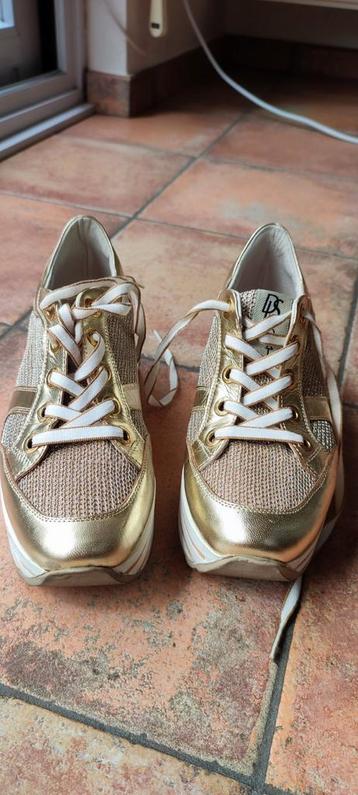 Gouden sneakers dames  beschikbaar voor biedingen