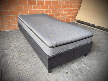 Bed 90x200cm incl matras met topper / z.g.staat  beschikbaar voor biedingen