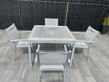 Tafel met 4 stoelen beschikbaar voor biedingen