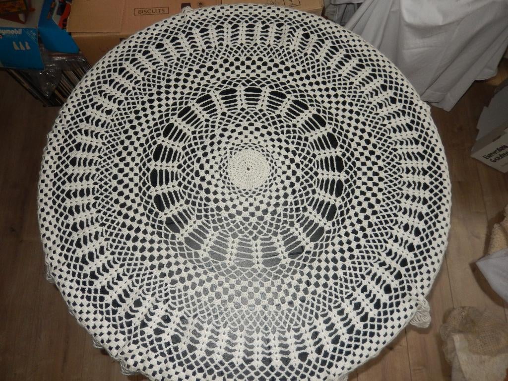 4 RONDE HANDGEMAAKTE TAFELKLEDEN, Huis en Inrichting, Tafelkleden, Zo goed als nieuw, Rond, Binnen, Ophalen of Verzenden