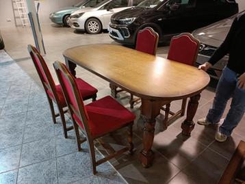 eettafel in eik, in goede staat met 4 stoelen beschikbaar voor biedingen