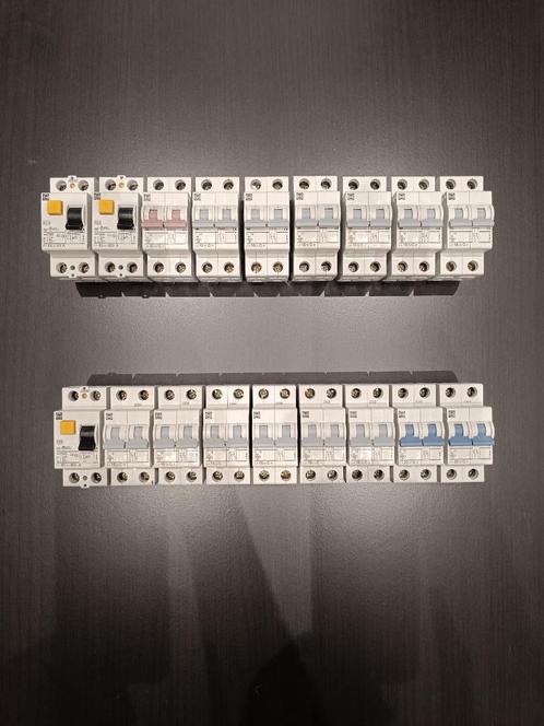 LOT des Différentiels et disjoncteurs mono, Doe-het-zelf en Bouw, Elektriciteit en Kabels, Gebruikt, Overige typen, Ophalen