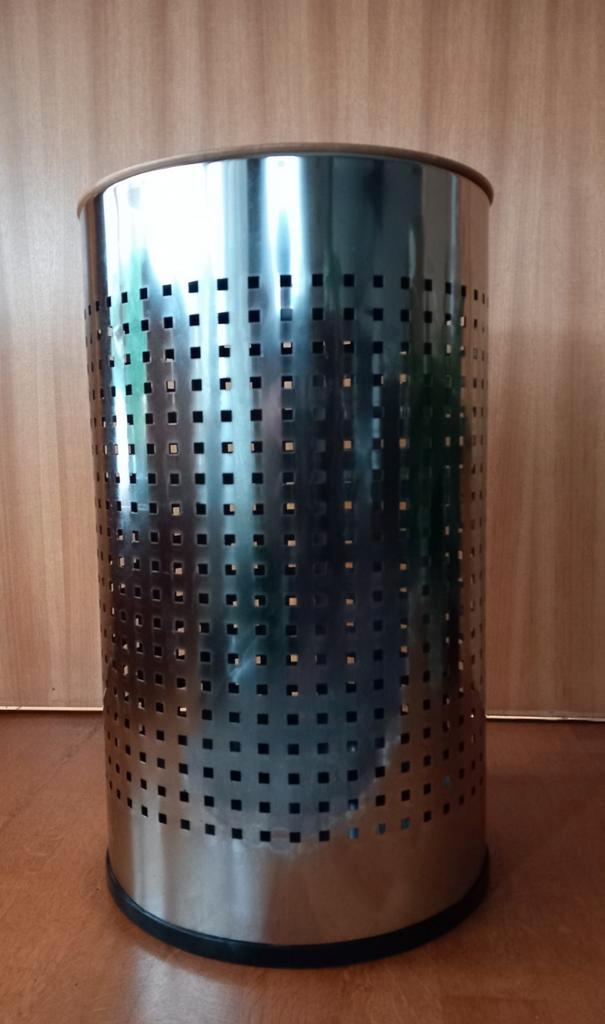 Metalen ronde stevige linnenmand met beuken deksel, Huis en Inrichting, Badkamer | Badtextiel en Accessoires, Ophalen