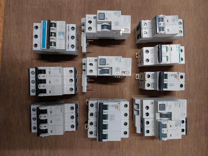 Diverse automaten, 1x4 , 3x2 polige differentieels., Doe-het-zelf en Bouw, Elektriciteit en Kabels, Zo goed als nieuw, Ophalen