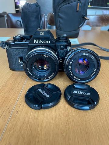 AP Reflex Nikon EM + 2 Nikkor 50mm f/1.8 lenzen 
