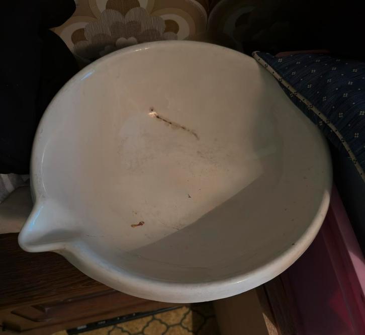 A vintage white ceramic cream bowl with a pouring spout, Antiek en Kunst, Antiek | Schalen, Ophalen