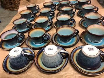 Modern kleurrijk expresso servies beschikbaar voor biedingen