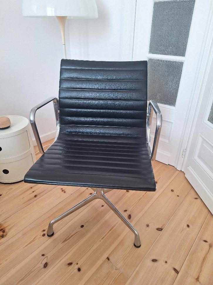 EA108 fauteuil van Charles & Ray Eames voor Vitra (leer), Huis en Inrichting, Bureaustoelen, Gebruikt, Bureaustoel, Zwart, Ophalen