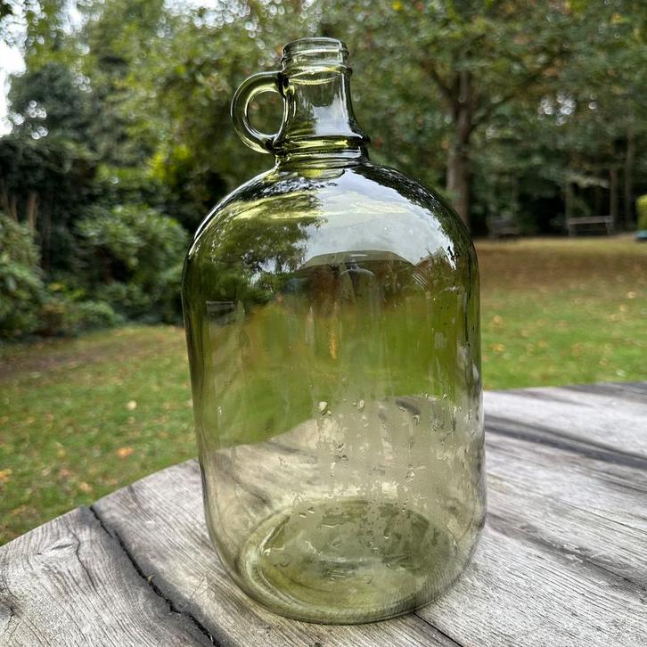 een grote groene glazen kruik/demijohn met oor (handvat), Huis en Inrichting, Woonaccessoires | Stolpen, Gebruikt, Ophalen of Verzenden