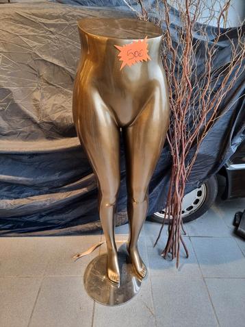Mannequin grande taille pour jeans beschikbaar voor biedingen