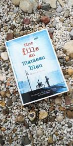 Une fille au manteau bleu - Monica Hesse, Ophalen of Verzenden, Gelezen
