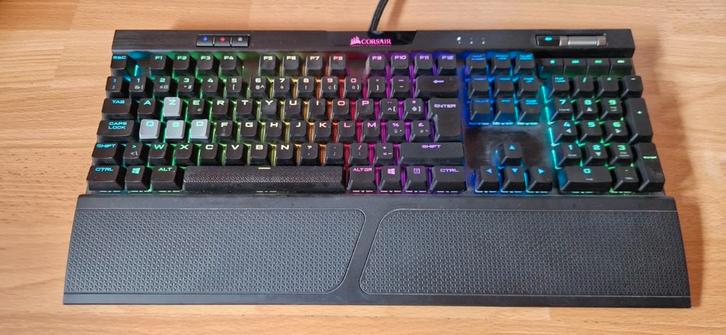 Corsair K70 gaming keyboard RGB Azerty bedraad, Computers en Software, Toetsenborden, Zo goed als nieuw, Azerty, Bedraad, Ergonomisch