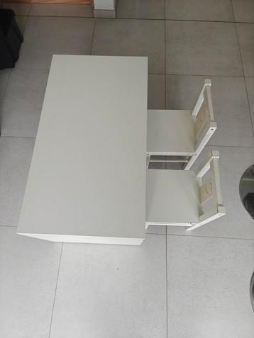 Kindertafel en 2 stoelen beschikbaar voor biedingen
