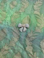 Chanel broche, Ophalen
