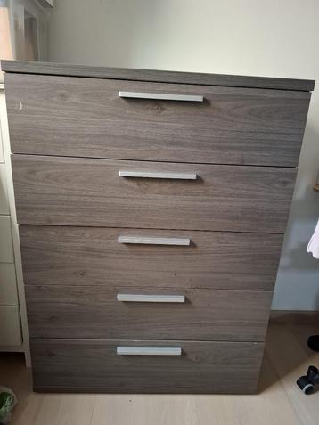 Moderne commode met 5 lades beschikbaar voor biedingen
